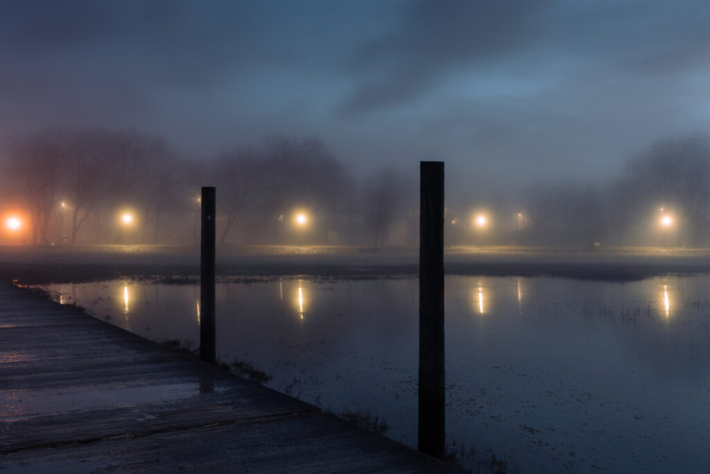 Bassin d'arcachon Jetée d'Arès avant le lever du soleil sous le brouillard