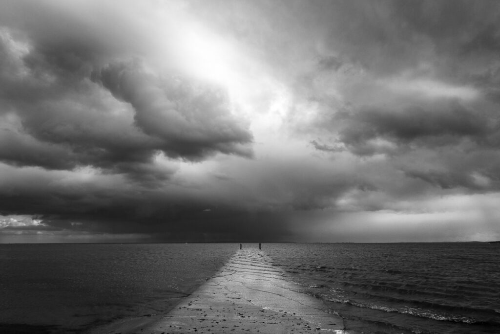 Bassin d'Arcachon, jetée d'Arès, nuages d'orage, noir et blanc